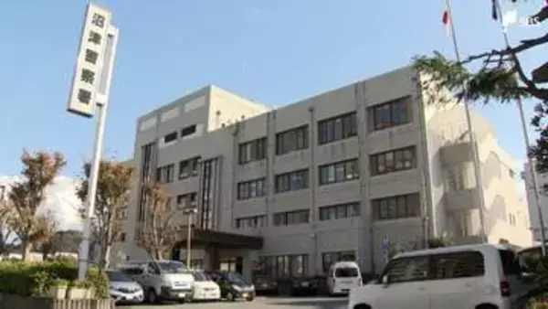 車道で頭から血を流して倒れていた50代男性が死亡 ひき逃げされたとみて警察が捜査＝静岡県警沼津署