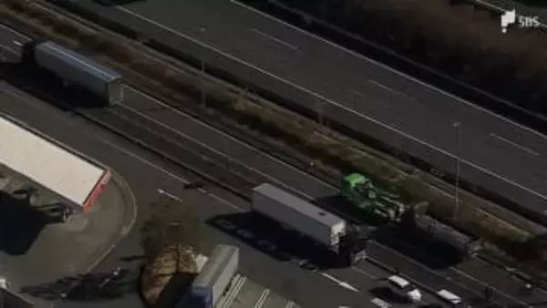 新東名本線への流入ランプで路肩に駐車の大型トラックに大型トラック衝突 下り線静岡SA4時間半閉鎖＝静岡市葵区