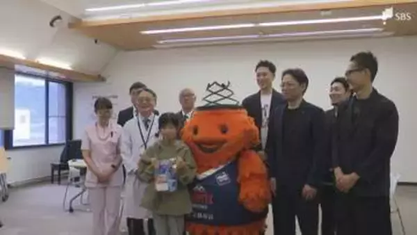 「つらい時間を乗り越えられるよう」プロバスケチーム「ベルテックス静岡」の選手らが病院におもちゃなど寄贈＝静岡