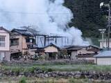 「「2階部分から火が見える」静岡市葵区の住宅で火事 隣接する小学校や住宅の壁も焼く けが人なし」の画像1