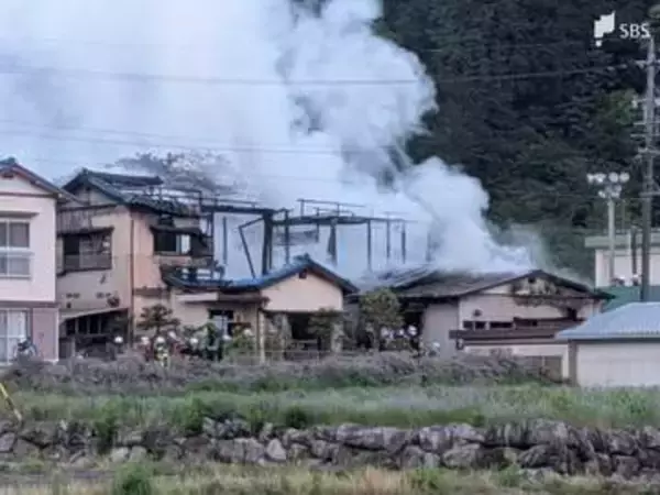 「2階部分から火が見える」静岡市葵区の住宅で火事 隣接する小学校や住宅の壁も焼く けが人なし