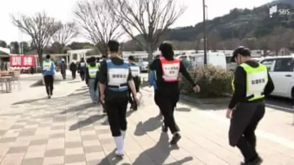 「頭を守って！」東日本大震災発生から15年を前にサービスエリアで大規模訓練 テナントと連携して避難誘導=静岡