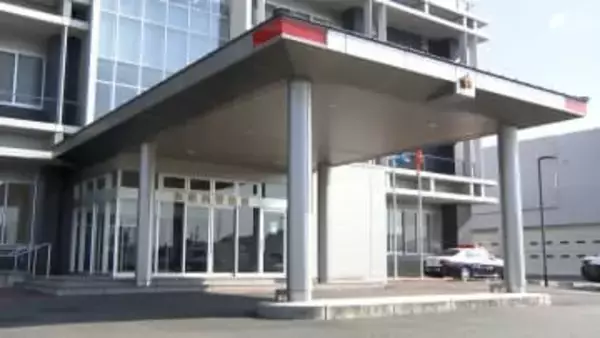 信号待ちの車に正面衝突したひき逃げ事件で86歳の男を逮捕 浜松