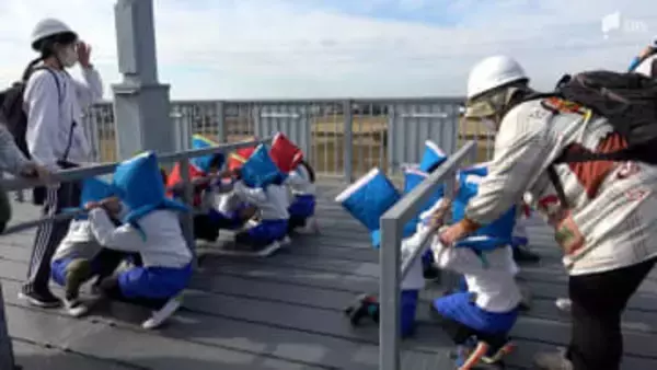 袋井市の幼稚園で津波対策訓練 "地震発生"から6分で全員避難 海岸から1km、高さ12mのタワーへ