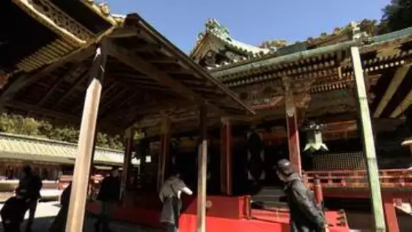 久能山東照宮で景観保全活動 境内に敷き詰められる石を市民ら運ぶ＝静岡市駿河区