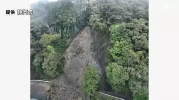 「土砂崩れが発生した」30メートルにわたって県道ふさぐ 大雨の影響か けが人や孤立などなし=静岡・葵区
