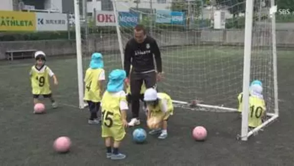 ドリブルやシュート…園児にサッカーの楽しさを 静岡県サッカー協会が巡回教室＝静岡・沼津市