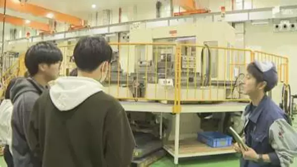 「「新しく画期的だった」学習塾の中高生がスター精密の最先端工場を見学＝静岡・菊川市」の画像