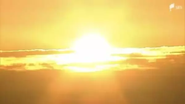 2026年元旦 富士山上空の「初日の出」日の光に染まり美しく