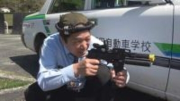 「走り回るし中腰で動くし結構大変」町長たちが赤外線レーザー銃「サバゲー」を体験 自動車教習所を舞台に＝静岡・下田市