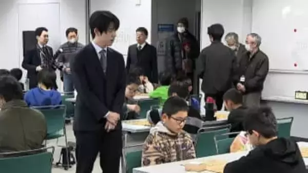 将棋の王将戦を前に「こども王将戦」藤井聡太王将と永瀬拓矢九段が見学＝静岡・掛川市