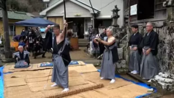 「今年は豊年満作いい年になる」11本の矢が命中 下田市の伝統神事「鬼射（おびしゃ）」が執り行われる＝静岡