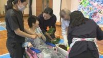 特別支援学校で花の苗を植栽 小中学生やロータリークラブの会員らが参加 約30年間続く取り組みも閉校に伴い今回が最後に＝静岡