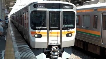 国道1号で乗用車の単独事故 破片がJR東海道線線路内に散乱 富士駅～興津駅の上下で運転見合わせ＝静岡市清水区