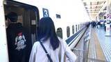 「大型連休後半がスタート！東海道新幹線は下りの混雑ピーク　旅行や帰省客で駅は混雑＝JR静岡駅」の画像1