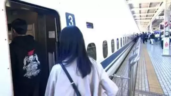 大型連休後半がスタート！東海道新幹線は下りの混雑ピーク　旅行や帰省客で駅は混雑＝JR静岡駅