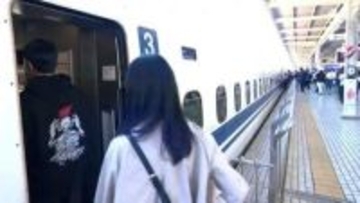大型連休が本格スタート！東海道新幹線は下りの混雑ピーク　旅行や帰省客で駅は混雑＝JR静岡駅