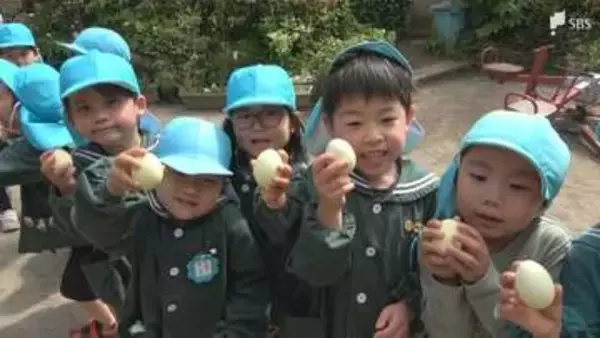 イースターに合わせて園児たちが「エッグハント」卵を発見して大興奮...大切に包んで持ち帰る=静岡・下田市