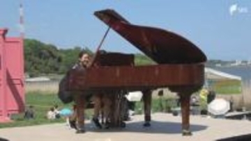 佐鳴湖で音楽や工作も楽しめるマルシェ開催 湖畔にストリートグランドピアノも登場=浜松市