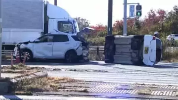 国道1号で大型トラックや乗用車など9台が関係する事故 7人が病院に運ばれる＝浜松市中央区篠原町