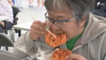 「香ばしくておいしいです」駿河湾特産のサクラエビを堪能 拠点の由比漁港で祭り＝静岡市