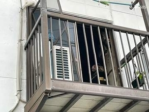 「換気扇から白い煙が出ている」3階建てアパートの1室が全焼 寝室から1人の遺体が見つかる＝静岡・焼津市
