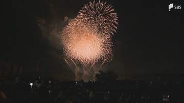 湖面に映り込む1000発の花火浜松市の夏の風物詩37回目の「佐鳴湖花火大会」＝浜松市