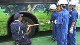 「「バスの整備士」の体験イベントを開催 小中学生が市民の足を支える仕事を学ぶ＝浜松市」の画像1