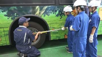 「バスの整備士」の体験イベントを開催 小中学生が市民の足を支える仕事を学ぶ＝浜松市