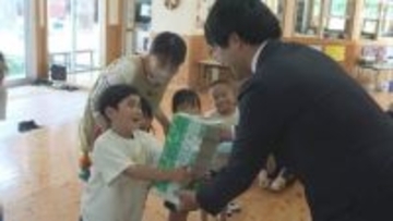 牛乳パックがトイレットペーパーに 河津町のホテルが回収イベントで再生 町内の幼稚園や小中学校に寄贈