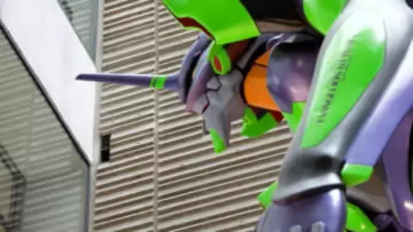 さらば初号機…浜松市役所の「エヴァンゲリオン立像」展示終了 最終日に800人超集結＝静岡