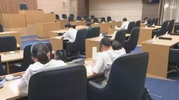 「静かで集中できる」「緊張感をもって勉強できる」議場を夏休みの学習スペースに 御殿場市議会が学習室として特別開放 市長や副市長が座る席も利用可能＝静岡