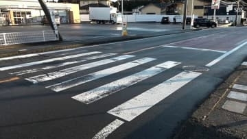 横断歩道横断中に車にはねられた男性 さらに反対側から走ってきた車にもぶつかり意識不明重体＝静岡・御殿場市