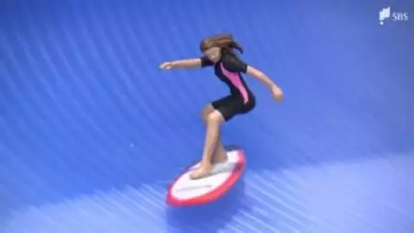 女性がサーフィンをしている場所は…ハンガー “見立ての世界”を表現「田中達也展みたてのくみたて」始まる＝静岡