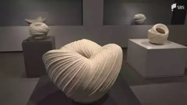 形を変え続ける海の波のイメージを表現した「聴涛展」 地元陶芸家、崎山隆之さんの新作15点展示＝静岡・西伊豆町