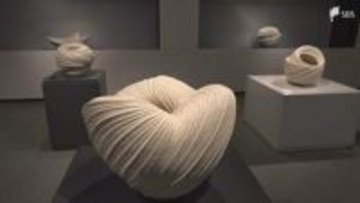 形を変え続ける海の波のイメージを表現した「聴涛展」 地元陶芸家、崎山隆之さんの新作15点展示＝静岡・西伊豆町