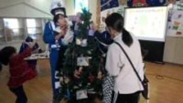 「あおはまわりをよくみてわたる」交通ルールの飾りつけ 下田保育所で一足早いクリスマス会 県警音楽隊も演奏=静岡