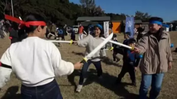 広大なススキの草原でバトル静岡県東伊豆町「細野高原」でチャンバラ合戦 武器はスポンジ製の刀　＝静岡・東伊豆町