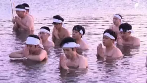 大寒 天竜川で「みそぎ」若手神職ら25人、水温7℃の川に入り身を清め心と体鍛える＝浜松市中央区