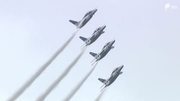 航空自衛隊浜松基地で恒例の「エア・フェスタ」ブルーインパルス曲技飛行も=静岡・浜松市