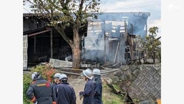 御殿場市で住宅敷地内の小屋4棟を焼く火事 家族外出中でけが人なし＝静岡・御殿場市