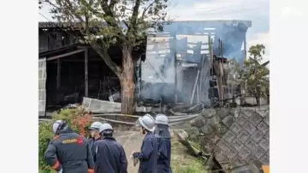 御殿場市で住宅敷地内の小屋4棟を焼く火事 家族外出中でけが人なし＝静岡・御殿場市