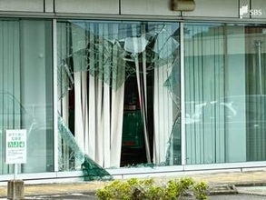 信金に軽乗用車突っ込む　けが人ない模様＝静岡市葵区