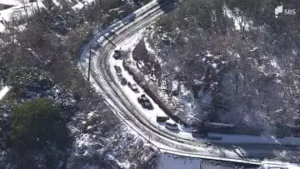 積雪で車が多数立ち往生 帰宅困難約400人小学校に避難 冷え込み厳しく御殿場−10.2℃ 静岡−3.9℃＝静岡