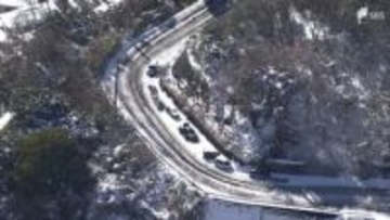 積雪で車が多数立ち往生 帰宅困難約400人小学校に避難 冷え込み厳しく御殿場−10.2℃ 静岡−3.9℃＝静岡