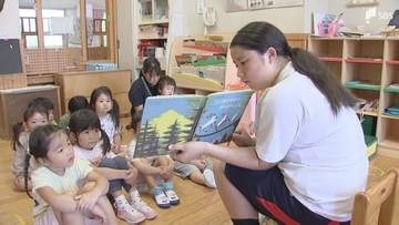 「保育士になりたいというのが強まりました」中学生が保育園で絵本の読み聞かせやプール補助などボランティア活動＝静岡・富士宮市