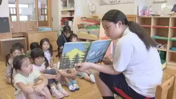 「保育士になりたいというのが強まりました」中学生が保育園で絵本の読み聞かせやプール補助などボランティア活動＝静岡・富士宮市