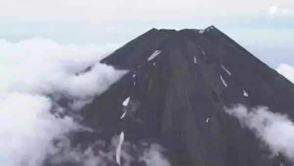 富士山の山頂付近で家族と登山をしていた男子大学生が負傷 命に別状なし