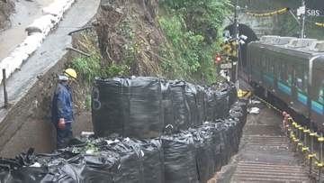 台風27日最接近へ 伊豆急の土砂崩れ現場や下田の漁港、熱海市伊豆山で警戒と備え進む＝静岡県