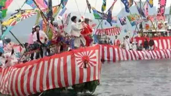 「“天下の奇祭”大瀬（おせ）まつり開催「チャンチャラオカシ、チャラオカシ♪」女装をした海の男たちが船の上で踊る＝静岡・沼津市」の画像